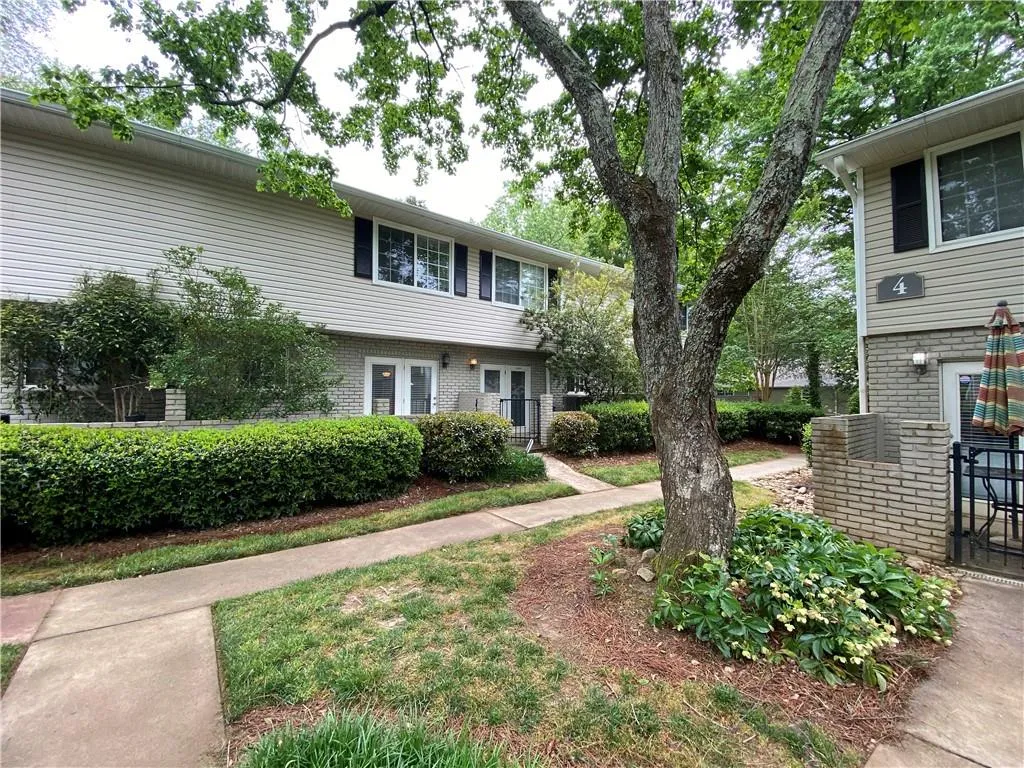 6940 Roswell Road Unit 3b, Sandy Springs, Georgia 30328, 1 Bedroom Bedrooms, ,1 BathroomBathrooms,Residential,Sold,6940 Roswell Road Unit 3b,7033268