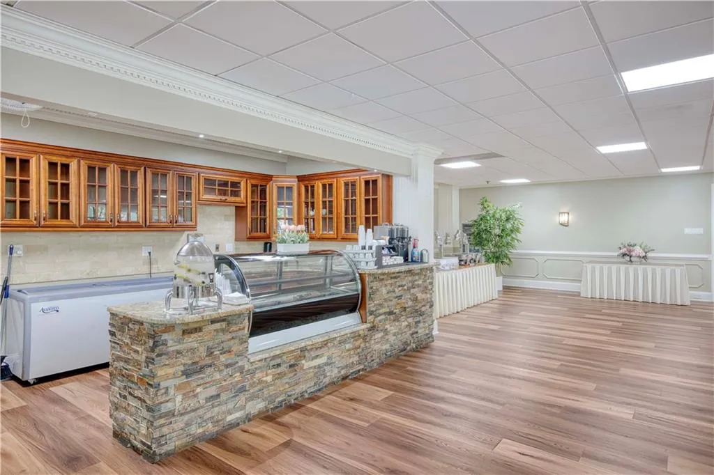 300 Johnson Ferry Road Unit B406, Atlanta, Georgia 30328, 2 Bedrooms Bedrooms, ,2 BathroomsBathrooms,Residential,For Sale,300 Johnson Ferry Road Unit B406,7761285