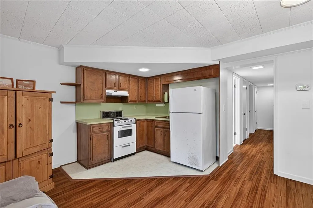 Sandy Springs, Georgia 30328, 5 Bedrooms Bedrooms, ,3 BathroomsBathrooms,Residential,For Sale,7761056