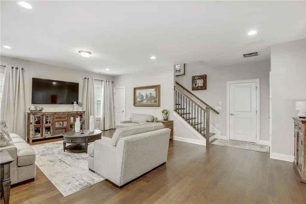 6626 Sterling Drive, Sandy Springs, Georgia 30328, 3 Bedrooms Bedrooms, ,3 BathroomsBathrooms,Residential,Sold,6626 Sterling Drive,6936742