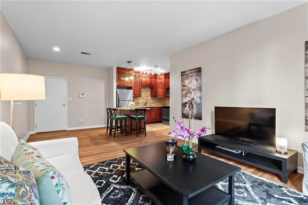 1421 Peachtree Street Ne Unit 211, Atlanta, Georgia 30309, 2 Bedrooms Bedrooms, ,1 BathroomBathrooms,Residential,For Sale,1421 Peachtree Street Ne Unit 211,7574115