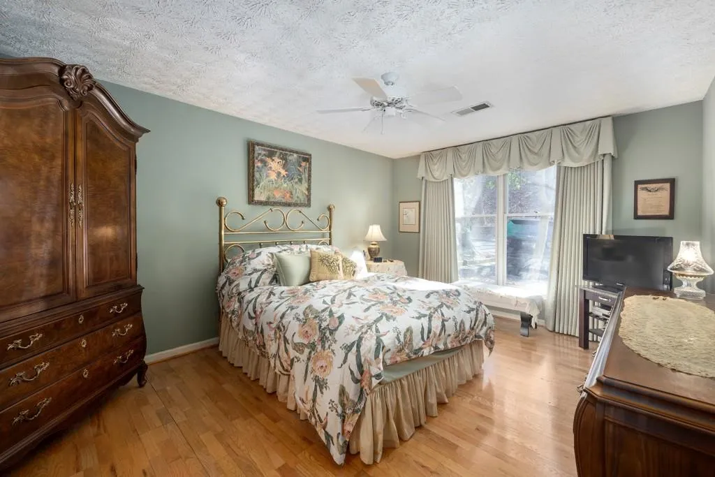 701 Bainbridge Drive, Atlanta, Georgia 30327, 2 Bedrooms Bedrooms, ,2 BathroomsBathrooms,Residential,Sold,701 Bainbridge Drive,6832157