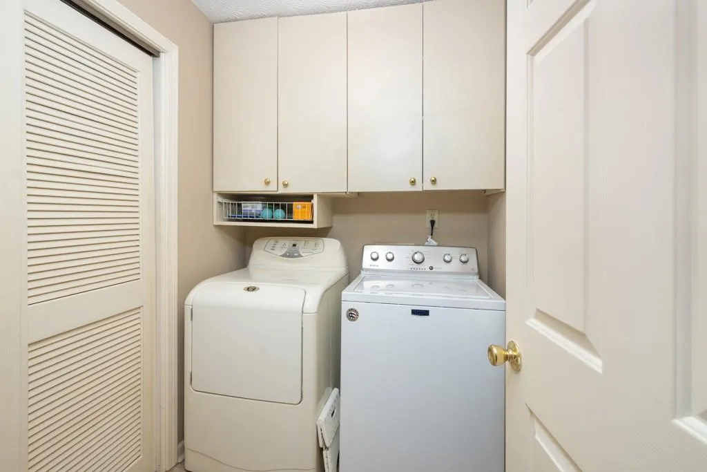 701 Bainbridge Drive, Atlanta, Georgia 30327, 2 Bedrooms Bedrooms, ,2 BathroomsBathrooms,Residential,Sold,701 Bainbridge Drive,6832157