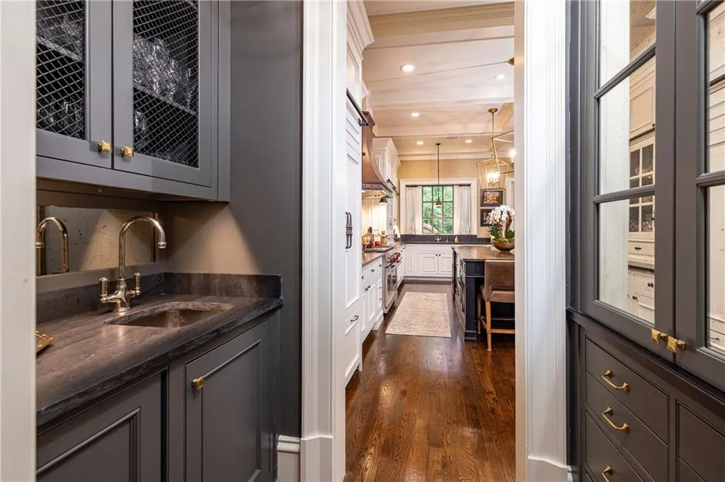 Butlers Pantry and wet bar with ice maker