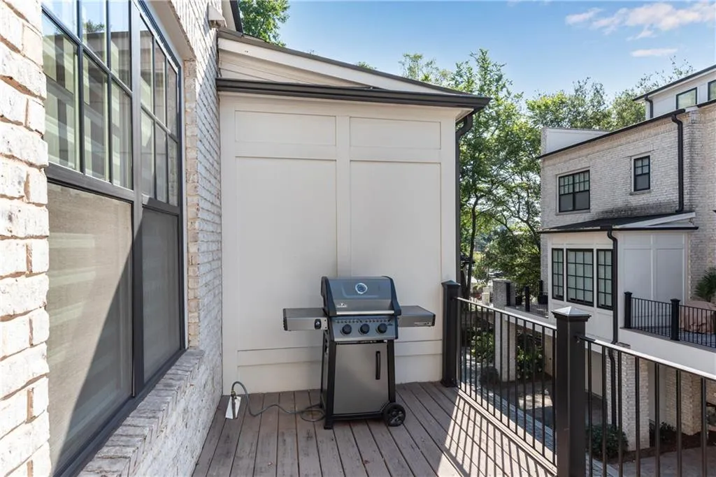 18 Peachtree Avenue Ne Unit 4, Atlanta, Georgia 30305, 3 Bedrooms Bedrooms, ,2 BathroomsBathrooms,Residential,For Sale,18 Peachtree Avenue Ne Unit 4,7634180