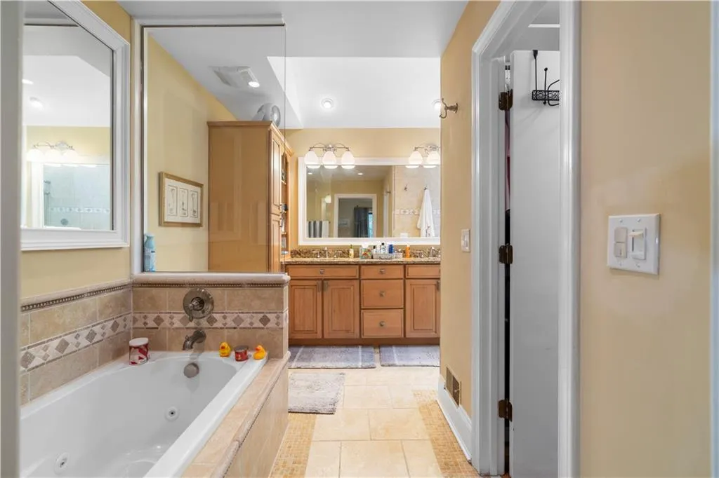 Main Bathroom tub with jets