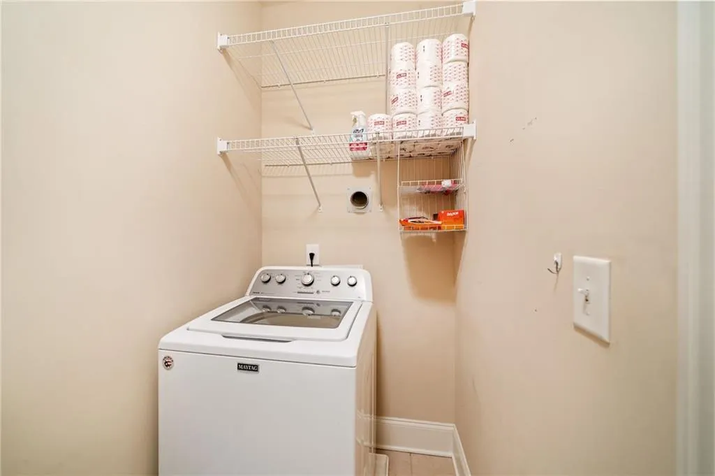 Laundry area with washer / clothes dryer and baseboards
