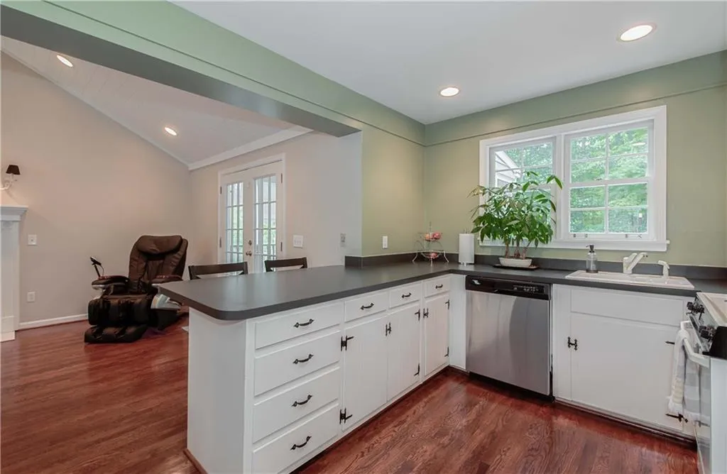 301 Windsor Parkway, Sandy Springs, Georgia 30342, 3 Bedrooms Bedrooms, ,2 BathroomsBathrooms,Residential,Sold,301 Windsor Parkway,5896152