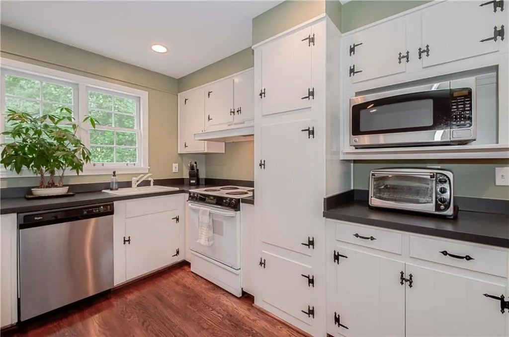 301 Windsor Parkway, Sandy Springs, Georgia 30342, 3 Bedrooms Bedrooms, ,2 BathroomsBathrooms,Residential,Sold,301 Windsor Parkway,5896152