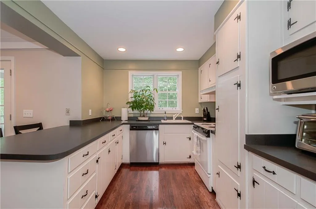 301 Windsor Parkway, Sandy Springs, Georgia 30342, 3 Bedrooms Bedrooms, ,2 BathroomsBathrooms,Residential,Sold,301 Windsor Parkway,5896152