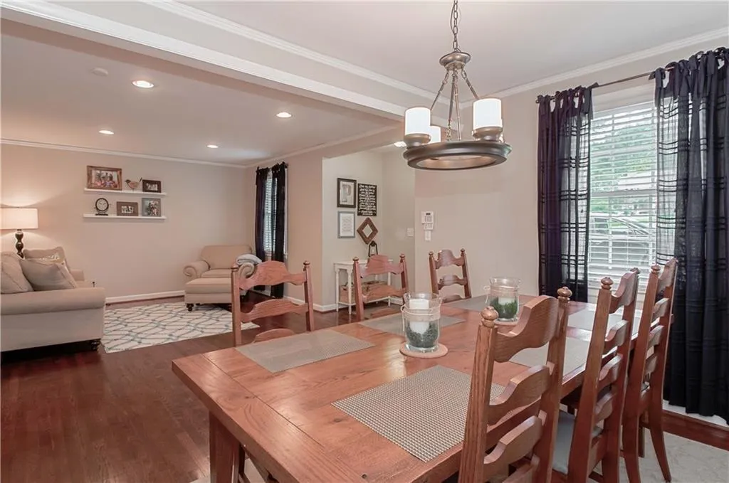 301 Windsor Parkway, Sandy Springs, Georgia 30342, 3 Bedrooms Bedrooms, ,2 BathroomsBathrooms,Residential,Sold,301 Windsor Parkway,5896152