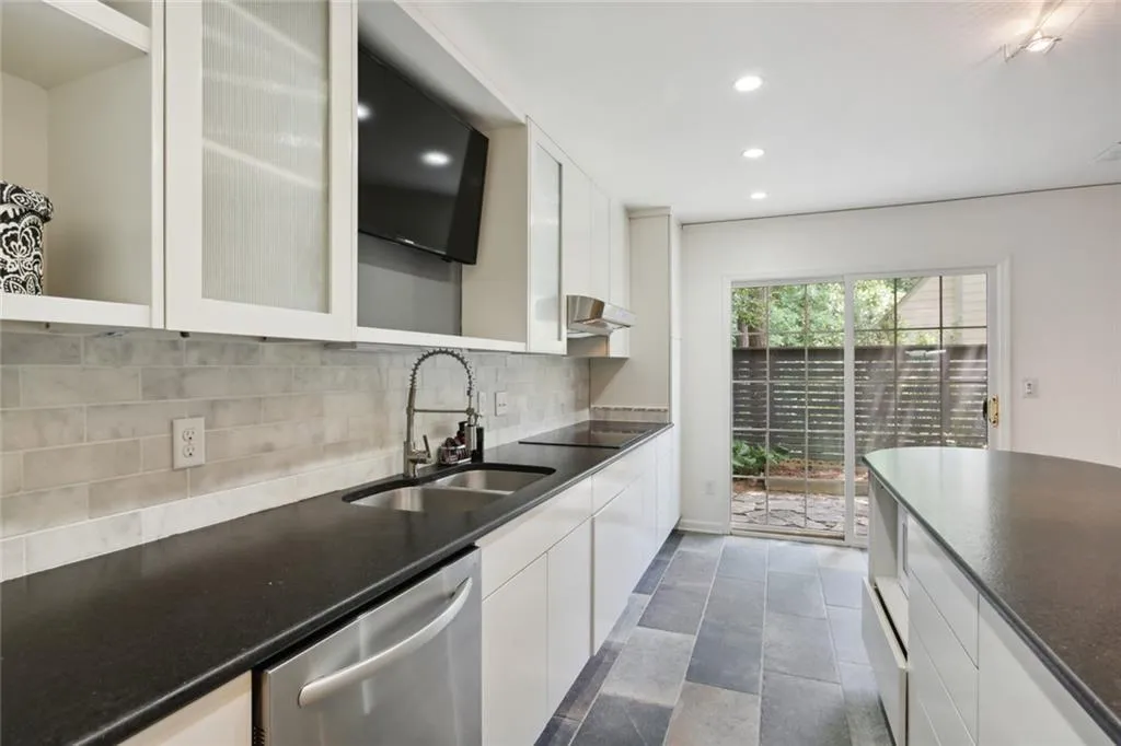 53 Forrest, Atlanta, Georgia 30328, 2 Bedrooms Bedrooms, ,2 BathroomsBathrooms,Residential,Sold,53 Forrest,7095819