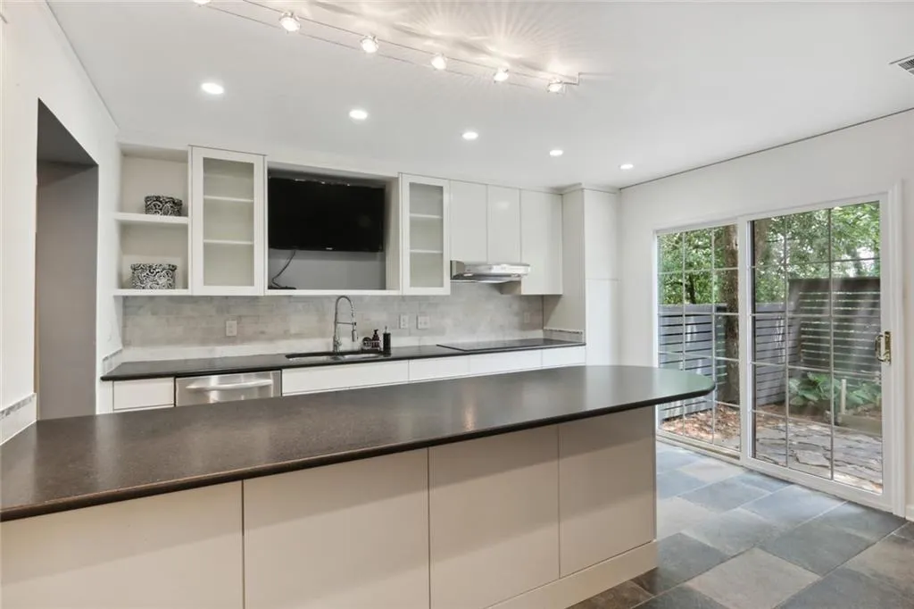 53 Forrest, Atlanta, Georgia 30328, 2 Bedrooms Bedrooms, ,2 BathroomsBathrooms,Residential,Sold,53 Forrest,7095819