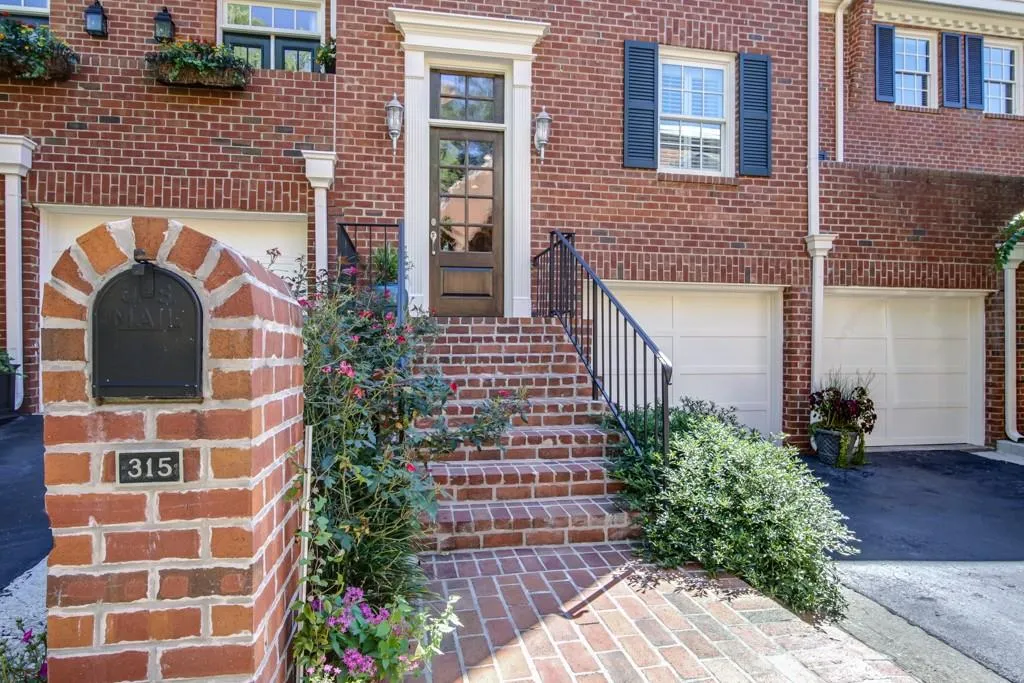 315 Jefferson Circle Unit 315, Sandy Springs, Georgia 30328, 3 Bedrooms Bedrooms, ,2 BathroomsBathrooms,Residential,Sold,315 Jefferson Circle Unit 315,5755740