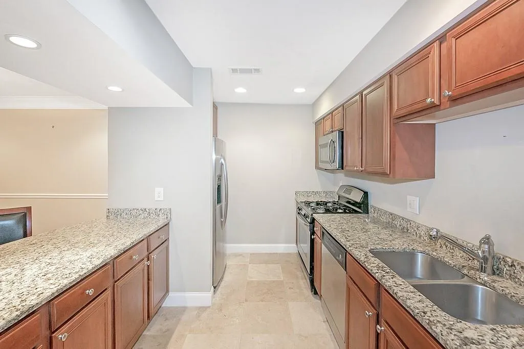 6980 Roswell Road Unit E11, Sandy Springs, Georgia 30328, 2 Bedrooms Bedrooms, ,2 BathroomsBathrooms,Residential,Sold,6980 Roswell Road Unit E11,6801944