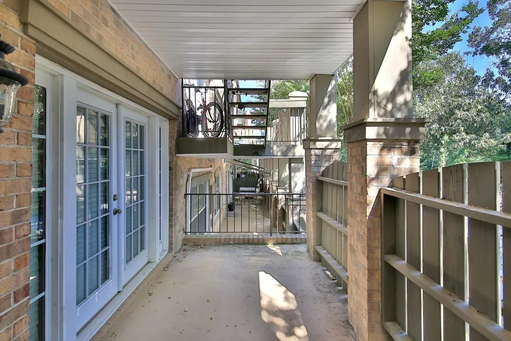6980 Roswell Road Unit E11, Sandy Springs, Georgia 30328, 2 Bedrooms Bedrooms, ,2 BathroomsBathrooms,Residential,Sold,6980 Roswell Road Unit E11,6801944
