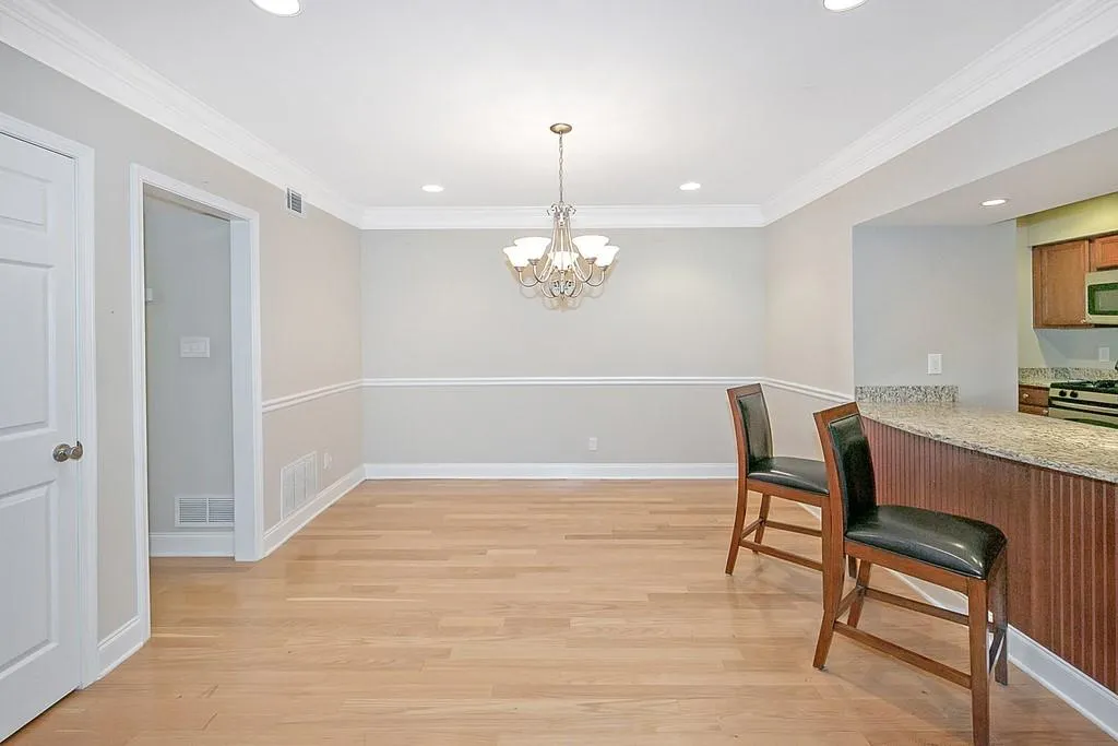 6980 Roswell Road Unit E11, Sandy Springs, Georgia 30328, 2 Bedrooms Bedrooms, ,2 BathroomsBathrooms,Residential,Sold,6980 Roswell Road Unit E11,6801944