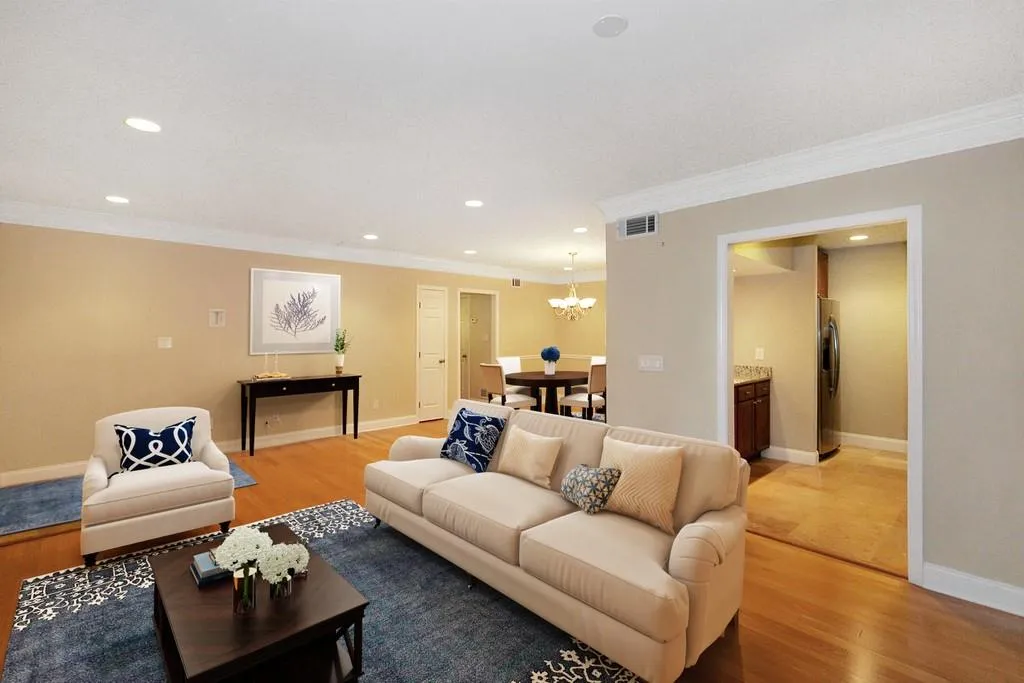 6980 Roswell Road Unit E11, Sandy Springs, Georgia 30328, 2 Bedrooms Bedrooms, ,2 BathroomsBathrooms,Residential,Sold,6980 Roswell Road Unit E11,6801944