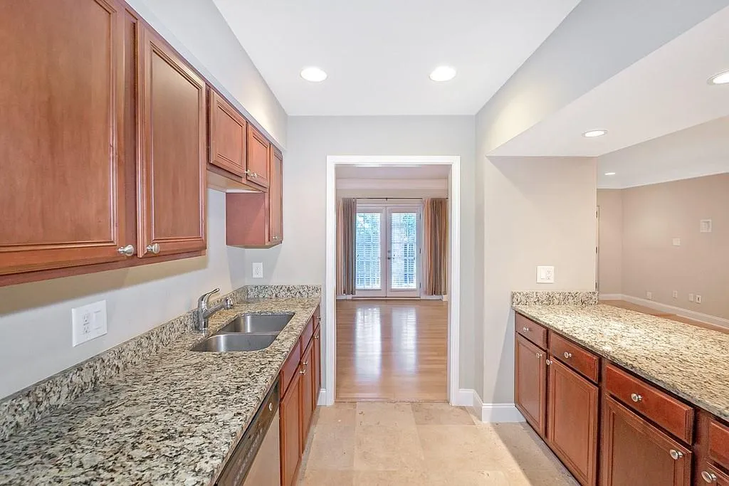 6980 Roswell Road Unit E11, Sandy Springs, Georgia 30328, 2 Bedrooms Bedrooms, ,2 BathroomsBathrooms,Residential,Sold,6980 Roswell Road Unit E11,6801944