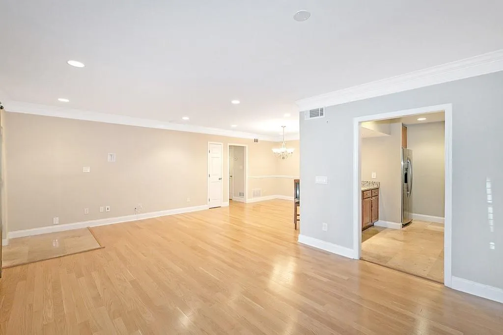 6980 Roswell Road Unit E11, Sandy Springs, Georgia 30328, 2 Bedrooms Bedrooms, ,2 BathroomsBathrooms,Residential,Sold,6980 Roswell Road Unit E11,6801944