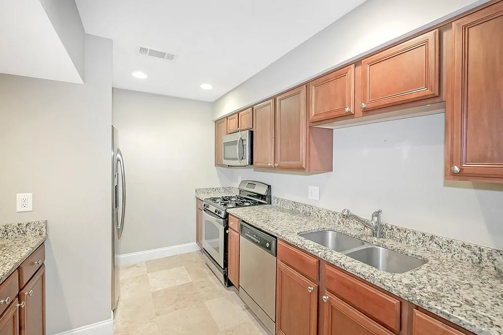 6980 Roswell Road Unit E11, Sandy Springs, Georgia 30328, 2 Bedrooms Bedrooms, ,2 BathroomsBathrooms,Residential,Sold,6980 Roswell Road Unit E11,6801944