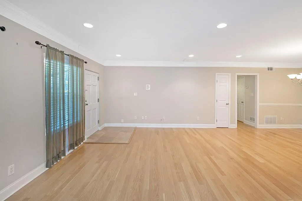 6980 Roswell Road Unit E11, Sandy Springs, Georgia 30328, 2 Bedrooms Bedrooms, ,2 BathroomsBathrooms,Residential,Sold,6980 Roswell Road Unit E11,6801944