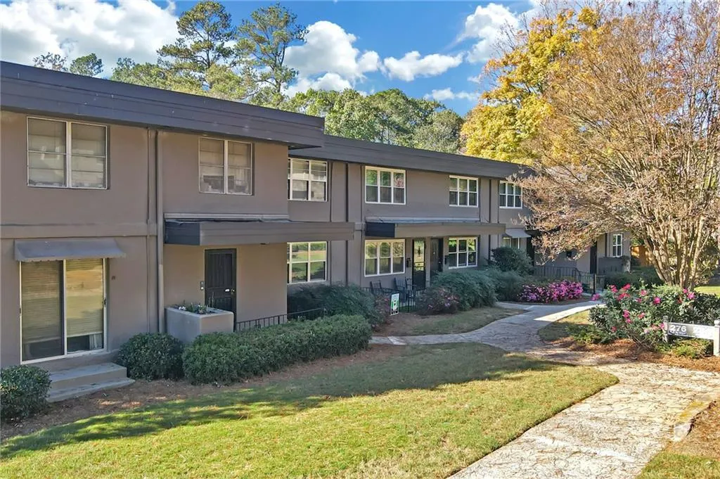 View of front of home featuring stucco siding and a front yard