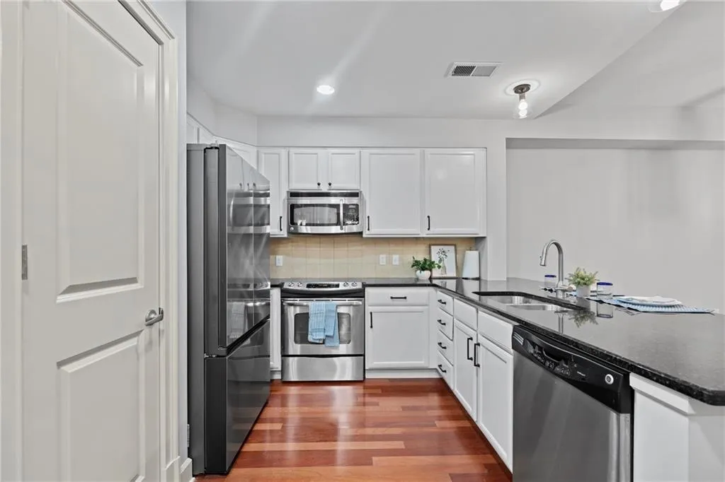 200 River Vista Unit 240, Atlanta, Georgia 30339, 1 Bedroom Bedrooms, ,1 BathroomBathrooms,Residential,For Sale,200 River Vista Unit 240,7754130