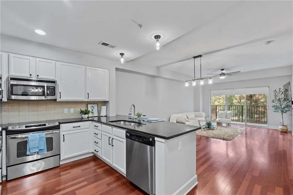 200 River Vista Unit 240, Atlanta, Georgia 30339, 1 Bedroom Bedrooms, ,1 BathroomBathrooms,Residential,For Sale,200 River Vista Unit 240,7754130