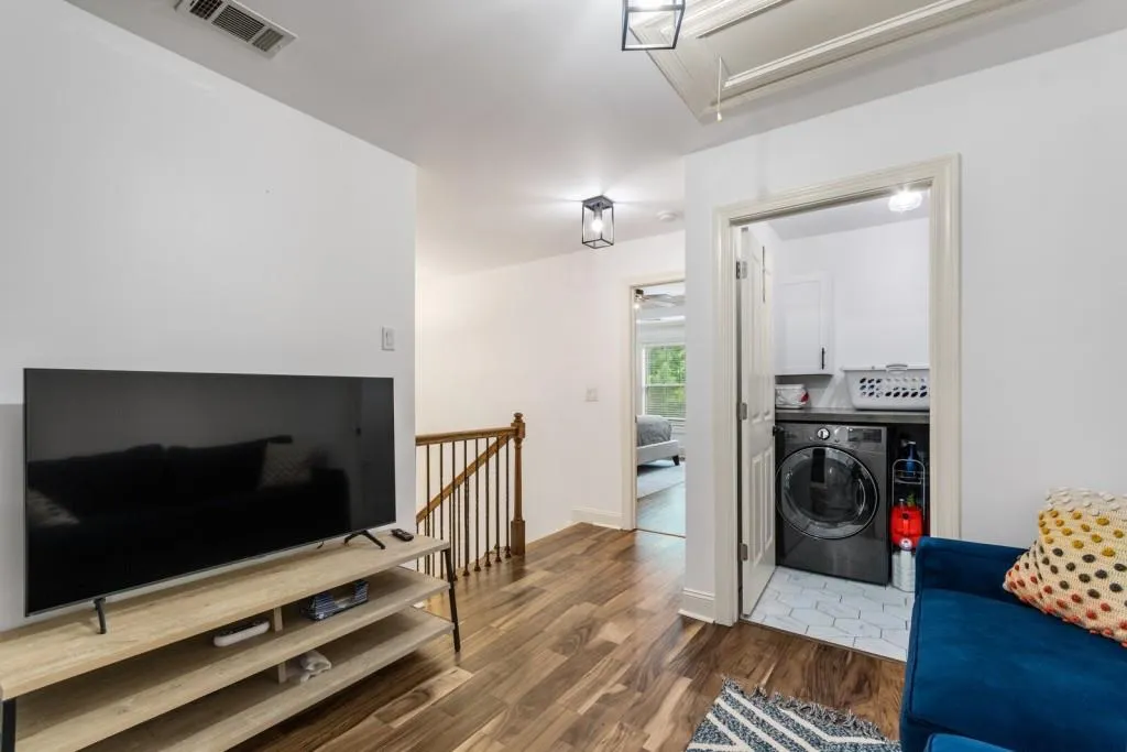 8055 Glisten Avenue, Sandy Springs, Georgia 30328, 3 Bedrooms Bedrooms, ,3 BathroomsBathrooms,Residential,Sold,8055 Glisten Avenue,7079685 8055 Glisten Avenue, Sandy Springs, Georgia 30328, 3 Bedrooms Bedrooms, ,3 BathroomsBathrooms,Residential,Sold,8055 Glisten Avenue,7079685