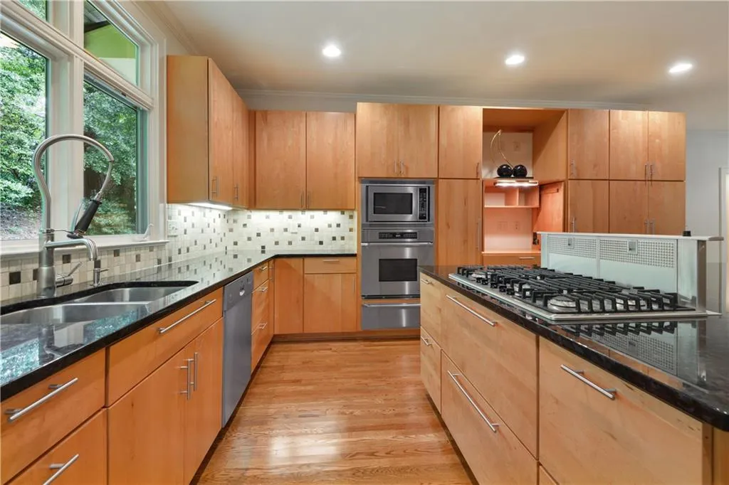 1155 Kingston Drive Ne, Atlanta, Georgia 30342, 5 Bedrooms Bedrooms, ,4 BathroomsBathrooms,Residential,Sold,1155 Kingston Drive Ne,6056736