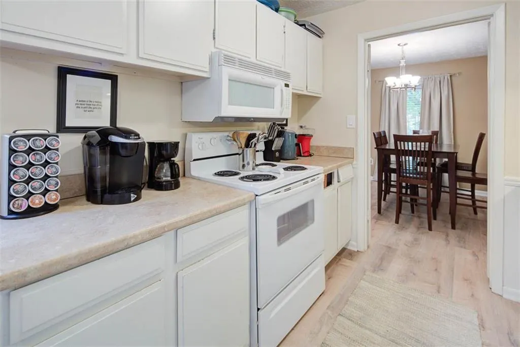 8740 Roswell Road Unit 1d, Atlanta, Georgia 30350, 2 Bedrooms Bedrooms, ,2 BathroomsBathrooms,Residential,Sold,8740 Roswell Road Unit 1d,6636669