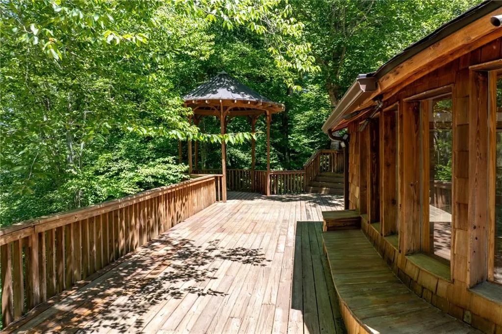 120 Laurel Drive Ne, Atlanta, Georgia 30342, 5 Bedrooms Bedrooms, ,5 BathroomsBathrooms,Residential,For Sale,120 Laurel Drive Ne,7663075