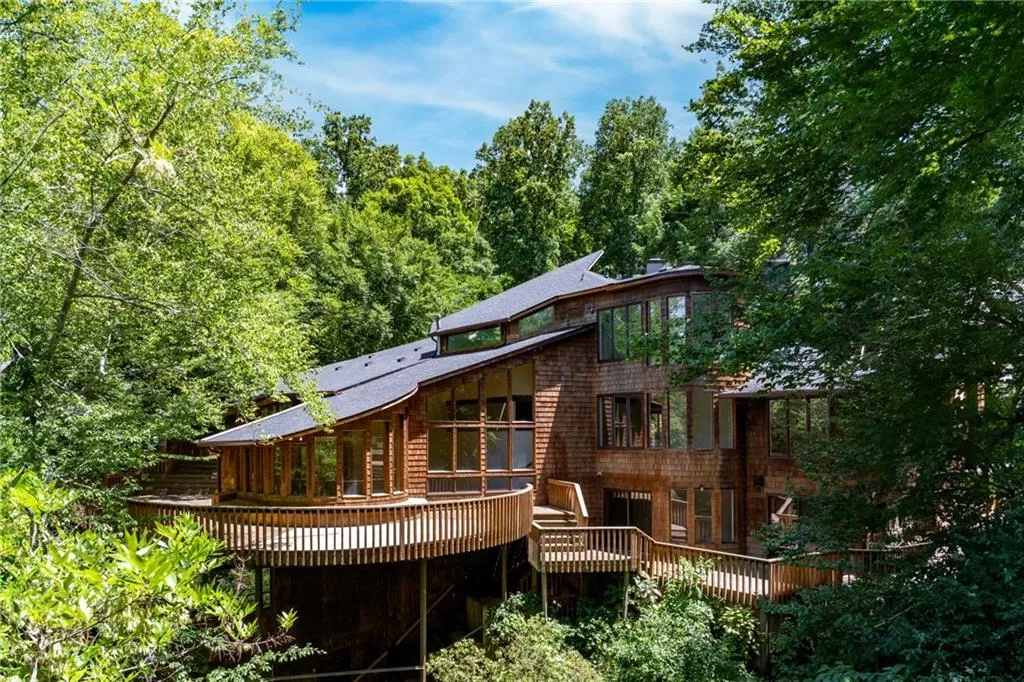 120 Laurel Drive Ne, Atlanta, Georgia 30342, 5 Bedrooms Bedrooms, ,5 BathroomsBathrooms,Residential,For Sale,120 Laurel Drive Ne,7663075