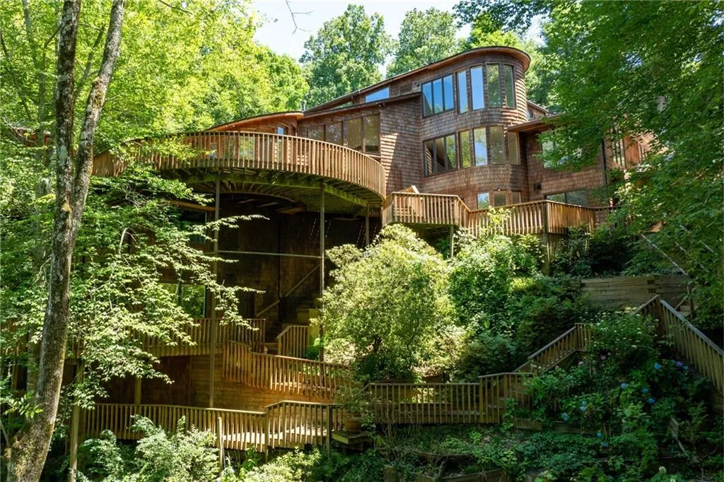 120 Laurel Drive Ne, Atlanta, Georgia 30342, 5 Bedrooms Bedrooms, ,5 BathroomsBathrooms,Residential,For Sale,120 Laurel Drive Ne,7663075