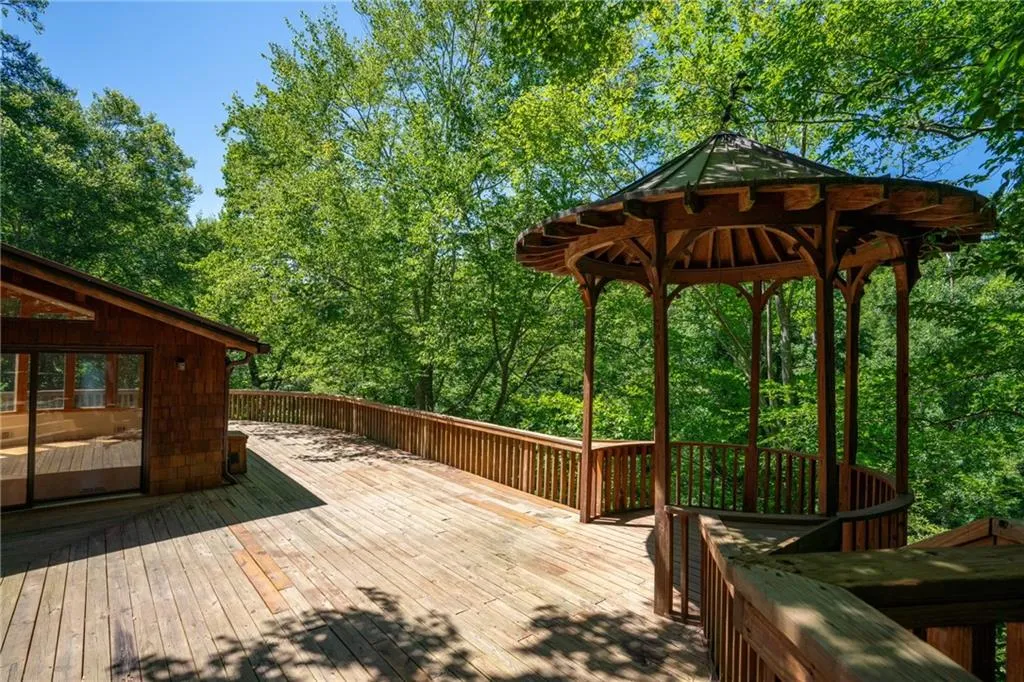 120 Laurel Drive Ne, Atlanta, Georgia 30342, 5 Bedrooms Bedrooms, ,5 BathroomsBathrooms,Residential,For Sale,120 Laurel Drive Ne,7663075