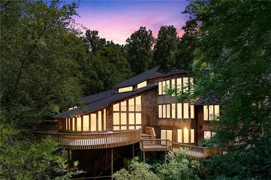 120 Laurel Drive Ne, Atlanta, Georgia 30342, 5 Bedrooms Bedrooms, ,5 BathroomsBathrooms,Residential,For Sale,120 Laurel Drive Ne,7663075