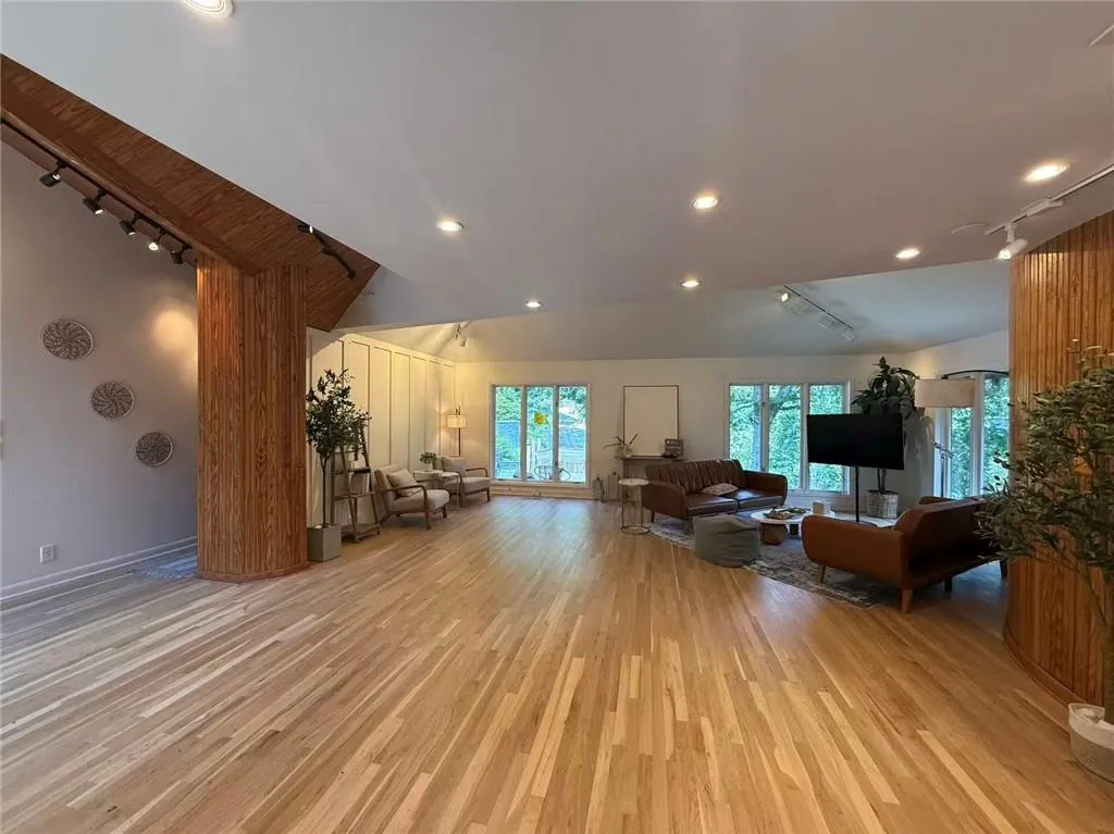 120 Laurel Drive Ne, Atlanta, Georgia 30342, 5 Bedrooms Bedrooms, ,5 BathroomsBathrooms,Residential,For Sale,120 Laurel Drive Ne,7663075