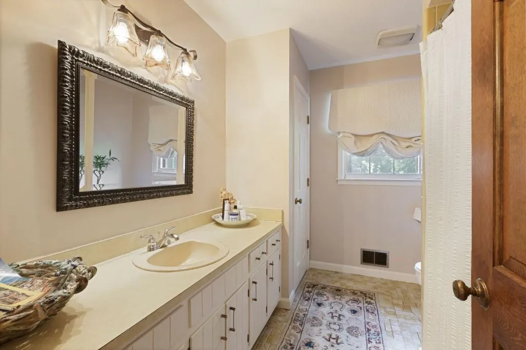 470 Cambridge Way, Sandy Springs, Georgia 30328, 4 Bedrooms Bedrooms, ,3 BathroomsBathrooms,Residential,Sold,470 Cambridge Way,6769454