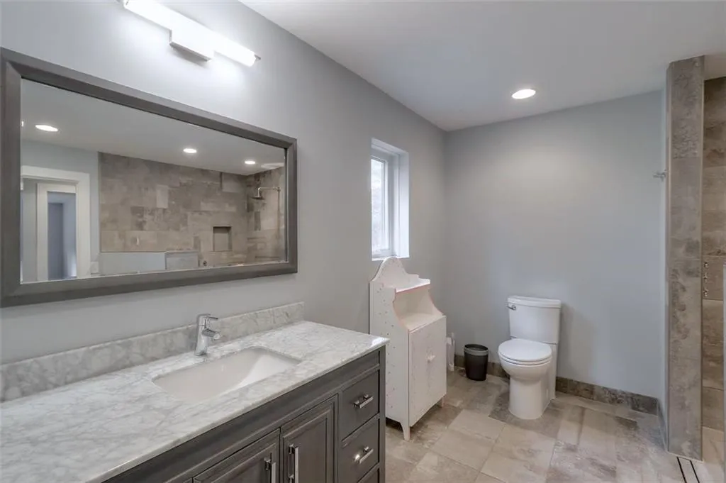 960 Ivy Falls Drive, Sandy Springs, Georgia 30328, 5 Bedrooms Bedrooms, ,4 BathroomsBathrooms,Residential,Sold,960 Ivy Falls Drive,6512798