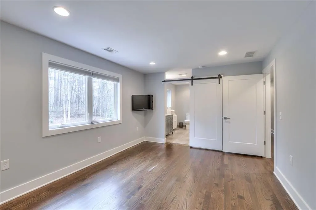 960 Ivy Falls Drive, Sandy Springs, Georgia 30328, 5 Bedrooms Bedrooms, ,4 BathroomsBathrooms,Residential,Sold,960 Ivy Falls Drive,6512798