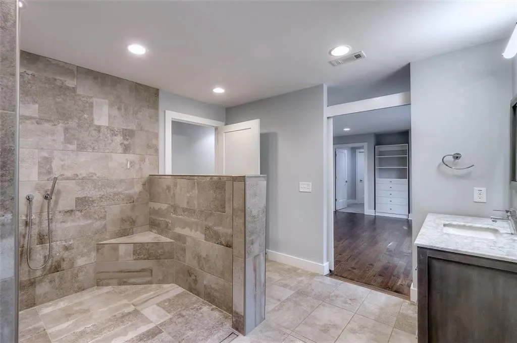 960 Ivy Falls Drive, Sandy Springs, Georgia 30328, 5 Bedrooms Bedrooms, ,4 BathroomsBathrooms,Residential,Sold,960 Ivy Falls Drive,6512798