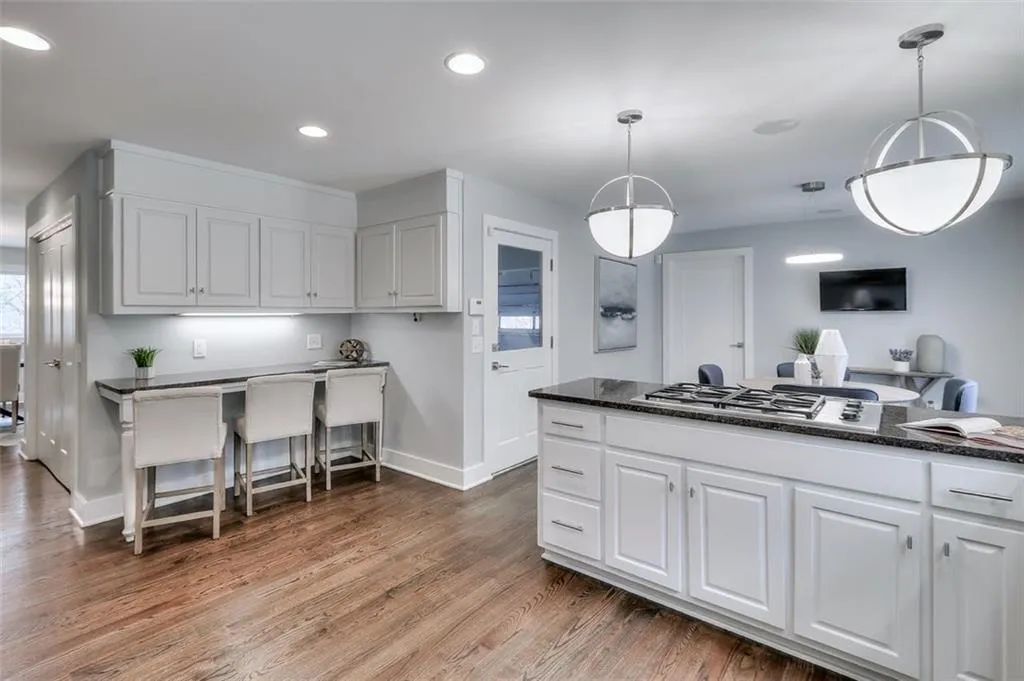 960 Ivy Falls Drive, Sandy Springs, Georgia 30328, 5 Bedrooms Bedrooms, ,4 BathroomsBathrooms,Residential,Sold,960 Ivy Falls Drive,6512798