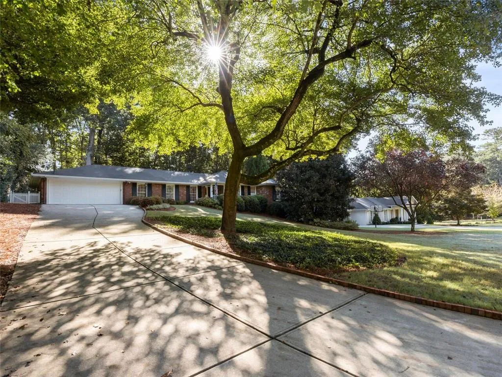 4735 Huntley Drive, Atlanta, Georgia 30342, 4 Bedrooms Bedrooms, ,3 BathroomsBathrooms,Residential,Sold,4735 Huntley Drive,6796731