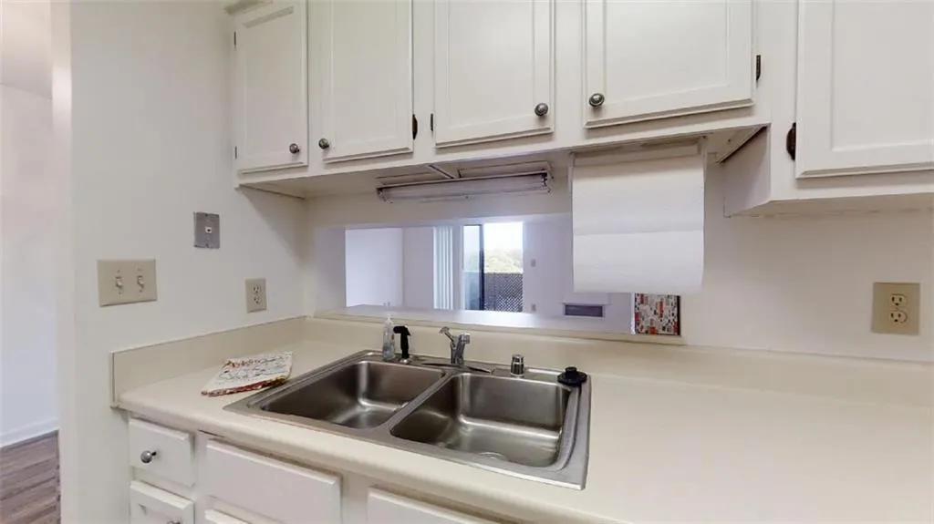 300 Johnson Ferry Road Ne Unit B604, Sandy Springs, Georgia 30328, 1 Bedroom Bedrooms, ,1 BathroomBathrooms,Residential,Sold,300 Johnson Ferry Road Ne Unit B604,6866744