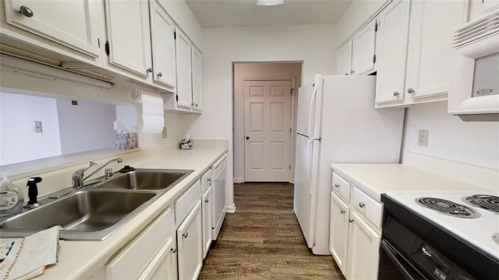 300 Johnson Ferry Road Ne Unit B604, Sandy Springs, Georgia 30328, 1 Bedroom Bedrooms, ,1 BathroomBathrooms,Residential,Sold,300 Johnson Ferry Road Ne Unit B604,6866744