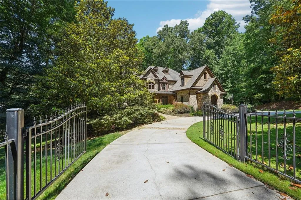 4980 High Point Road, Atlanta, Georgia 30342, 6 Bedrooms Bedrooms, ,5 BathroomsBathrooms,Residential,Sold,4980 High Point Road,7349380