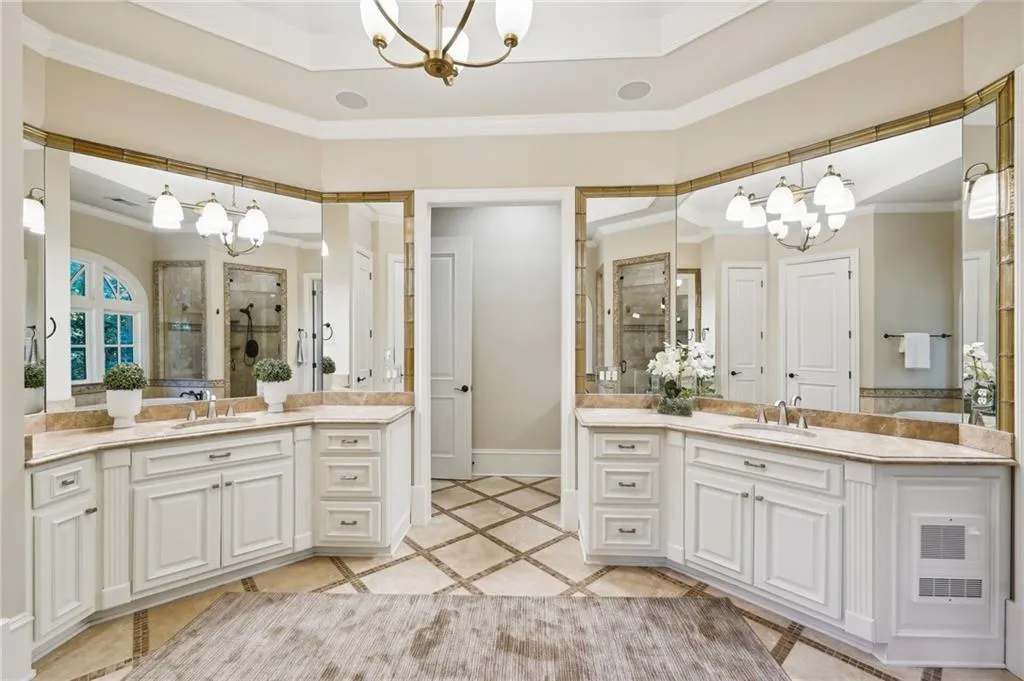 4980 High Point Road, Atlanta, Georgia 30342, 6 Bedrooms Bedrooms, ,5 BathroomsBathrooms,Residential,Sold,4980 High Point Road,7349380
