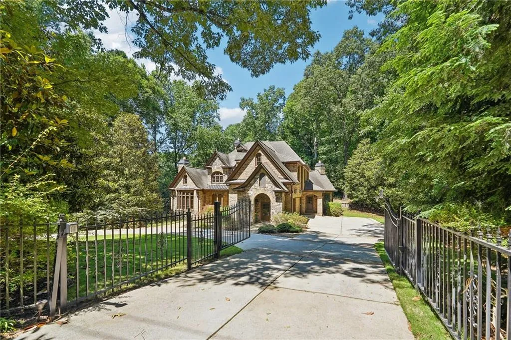 4980 High Point Road, Atlanta, Georgia 30342, 6 Bedrooms Bedrooms, ,5 BathroomsBathrooms,Residential,Sold,4980 High Point Road,7349380