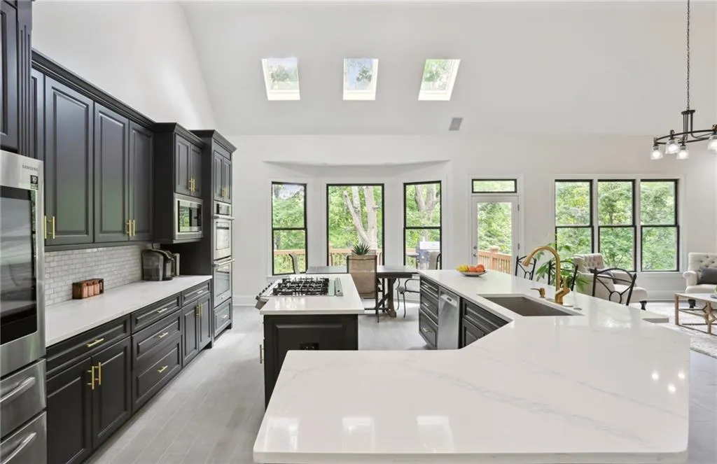 498 West Spalding Drive, Sandy Springs, Georgia 30328, 6 Bedrooms Bedrooms, ,5 BathroomsBathrooms,Residential,Sold,498 West Spalding Drive,7068395